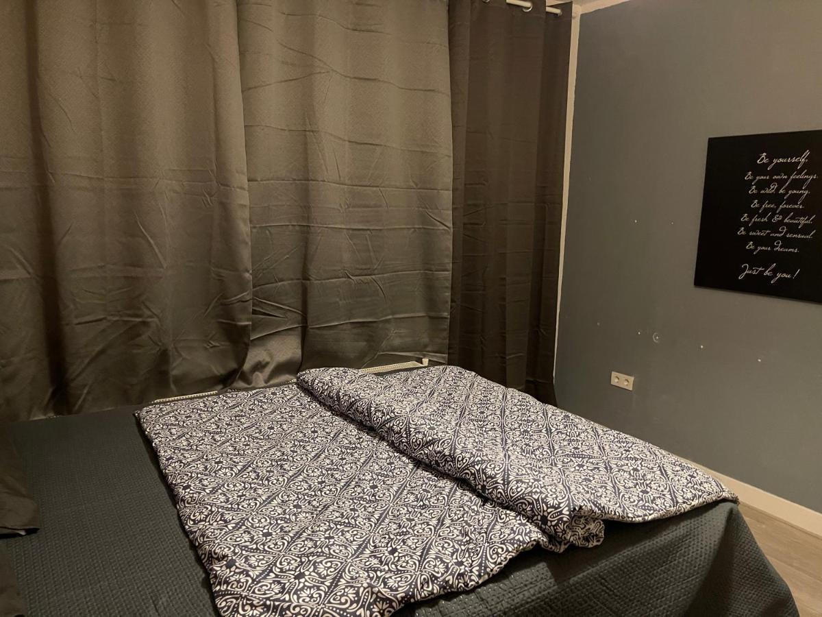 Private Double Bed Room Only With Balcony In Apartment Rotterdam Zewnętrze zdjęcie